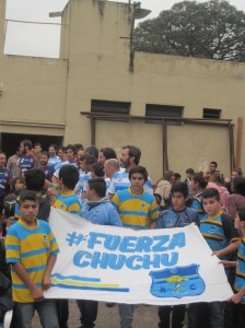 Los juveniles de Coipú encabezaron el ingreso al campo de juego de los portagonistas del partido central