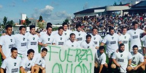 El plantel de Tucumán Rugby con remeras y la bandera de aliento para El Avión. (Foto: 