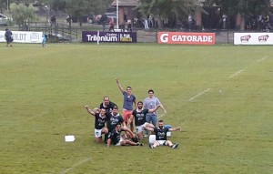 BAJO LA LLUVIA. Llueve pero no importa. Los jugadores de Tucumán Rugby celebran el gran triunfo sobre Hindú. (Foto: Diego Albanese twitter)
